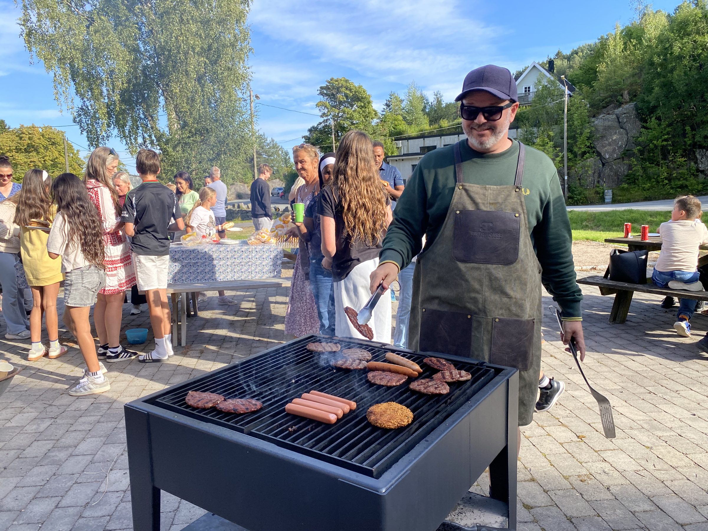 Naboer samlet rundt grillen på Øvre Grim